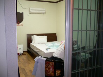 ベランダから一泊３０００円の部屋を見たところ。