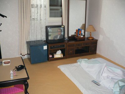 一部屋３５００円の宿。バスタブがあるのがすごいです。