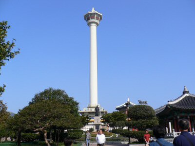 龍頭山タワーと李舜臣の銅像