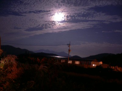 秋夕前日の韓国の満月。ちょっと鱗雲がかかって残念。