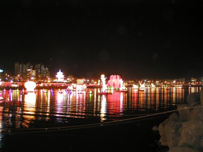 開天芸術祭で、南江に浮かんでいる提灯