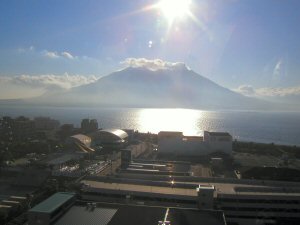 ホテル１３階、展望風呂更衣室から見た、朝日に輝く桜島